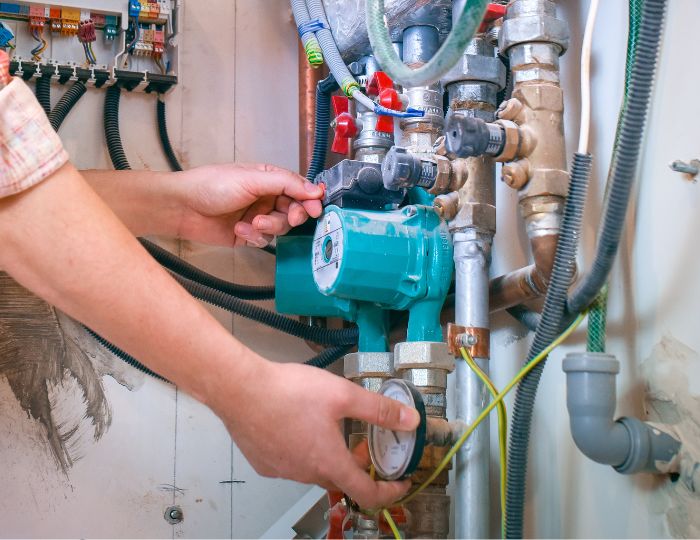 Gazownik wykonujący modernizacje system&oacute;w gazowych w Wieliczce
