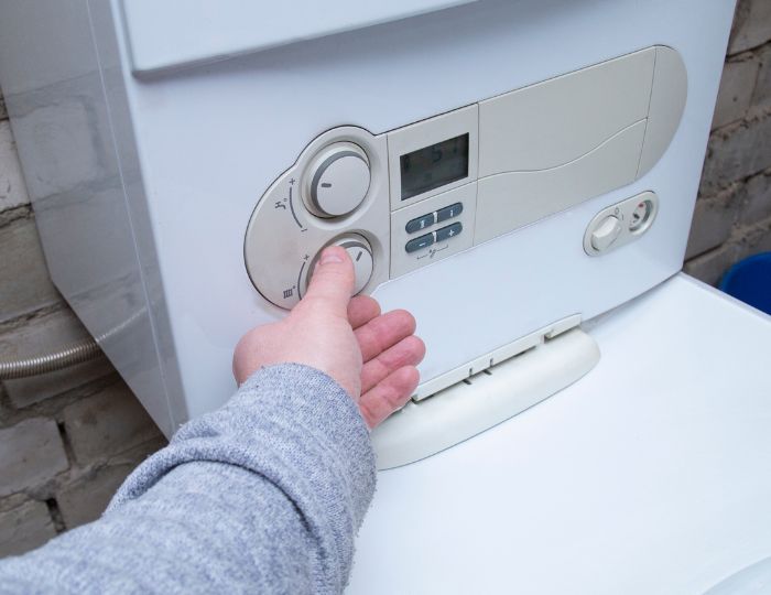 Gazownik przeprowadzający kompleksowe usługi gazowe w Olkuszu